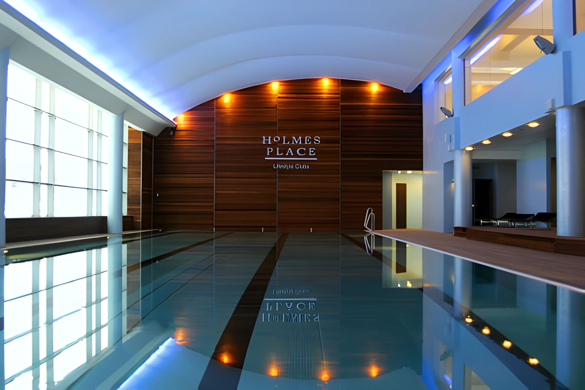 Holmes Place Urquinaona Barcelona — Club deportivo urbano